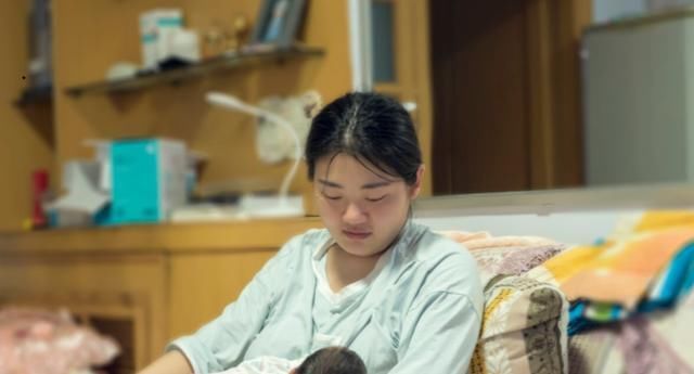 b'别看我,看娃',年轻外婆产房被围观,路人:才生完就溜达了?