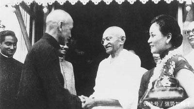 没好气|抗战时，蒋介石和美国人好，为何对英国人没好气色？因为她！