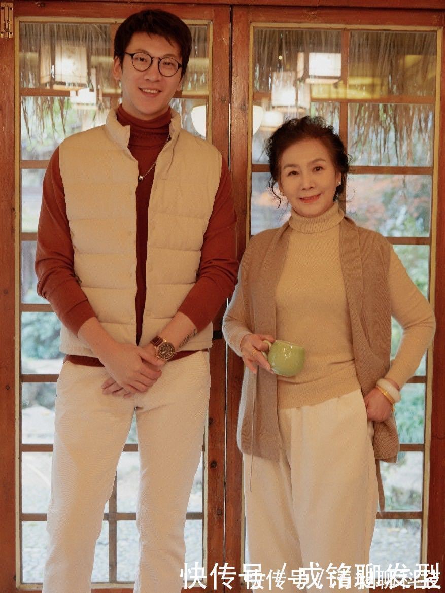 优雅 这位60岁奶奶的穿搭真讲究,优雅知性时髦有魅力,气质不输年轻人