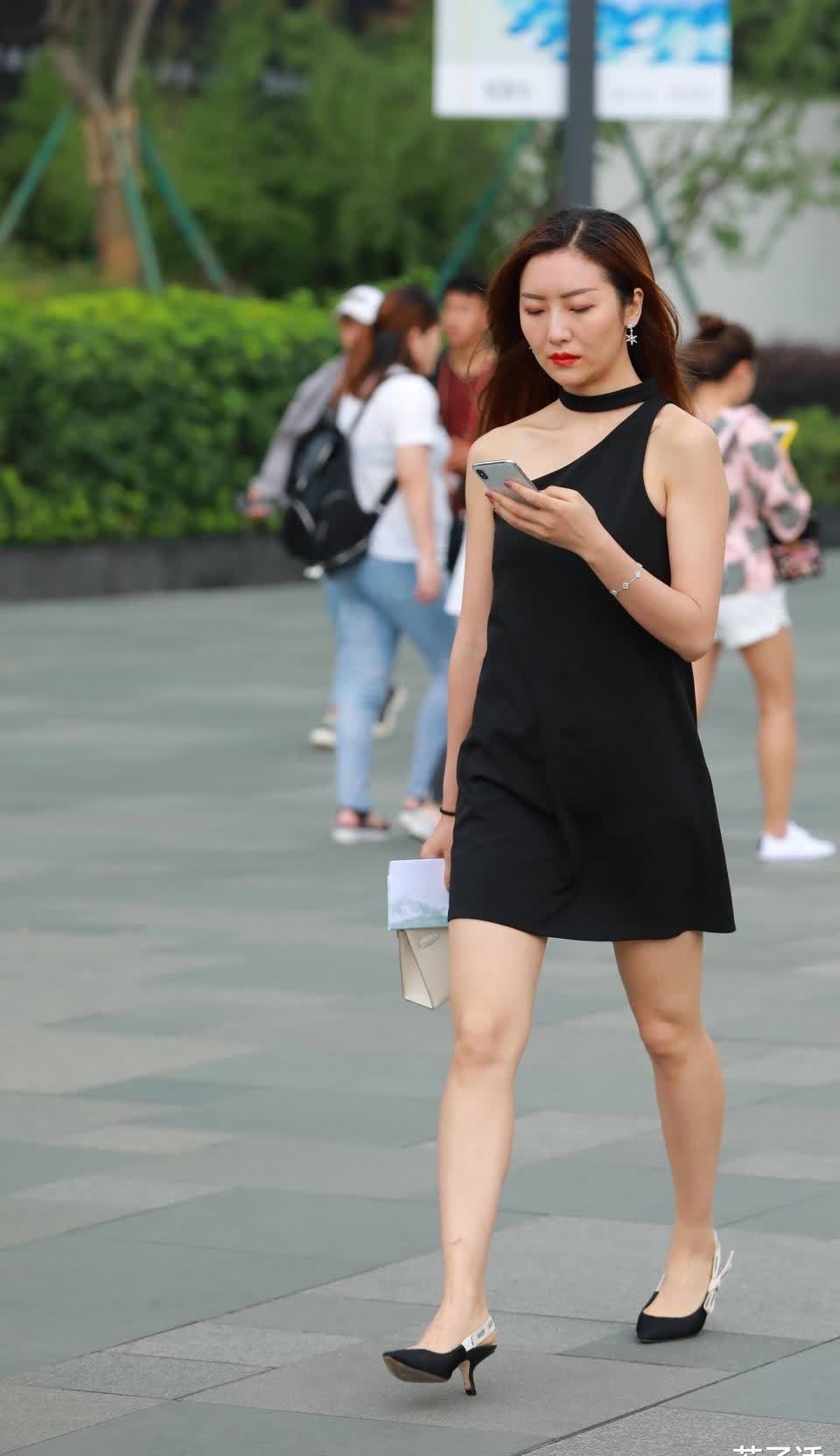 熟女|阿姨一身黑色连衣裙穿出熟女特有的气质和味道