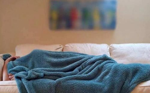 古人讲“夏不睡石,秋不睡板,春不露脐”,何意?生活中不妨留意