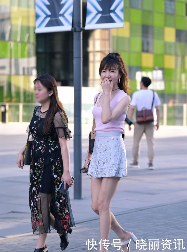展现|怎么穿搭最时尚街头美女的教科书式造型,让你展现不一样的气质