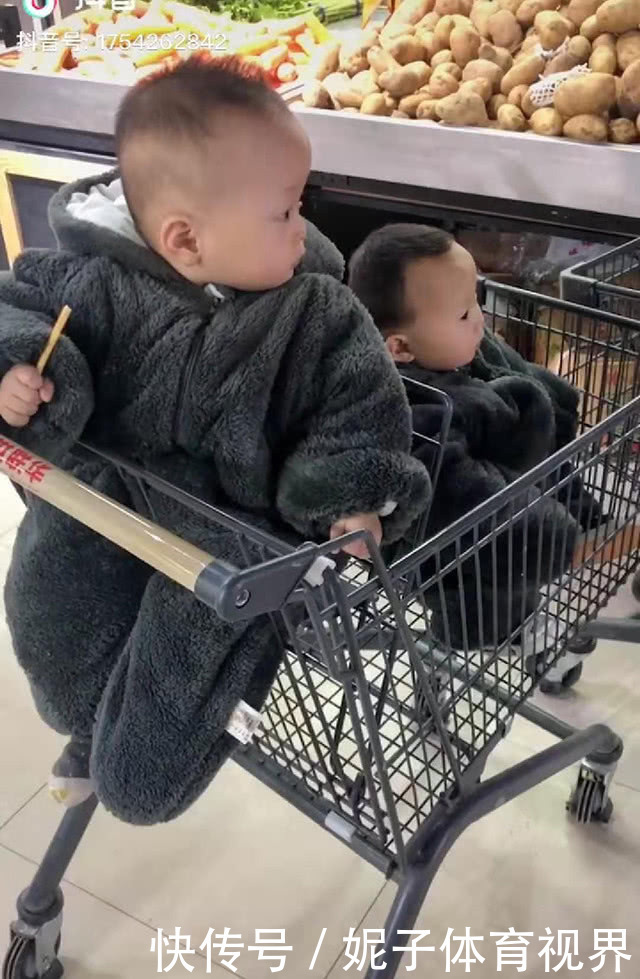 家长|爸爸妈妈带三胞胎逛超市,老二却“独享”一个小推车,原因很搞笑