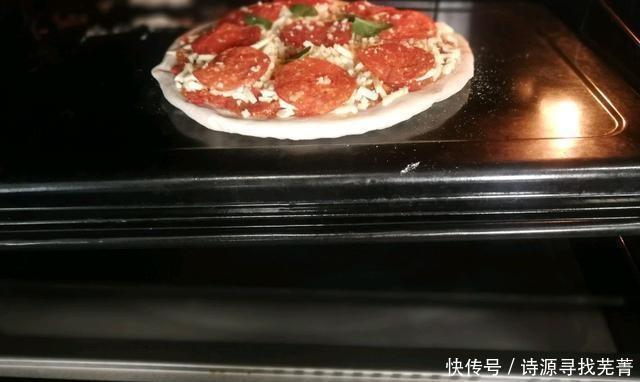 浓郁|手把手教你做腊肠披萨,浓郁的芝士味道,一口树莓