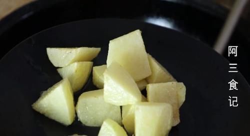 茄子加土豆一起做,实在太好吃了,出锅比肉还香,天天吃都不腻