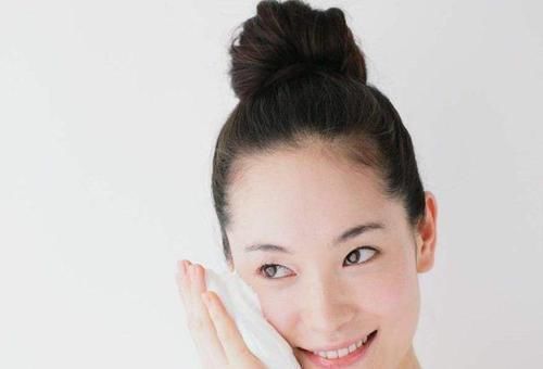 洗脸的4个“坏行为”要避免，教你正确洗脸方式，皮肤干净又水润