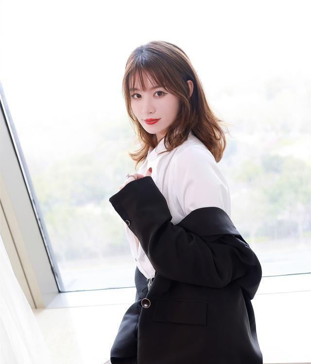 西装外套|总裁女秘书：白色的衬衫+豹纹短裙，搭西装外套符合职业女性穿搭