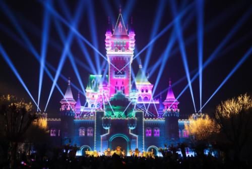 方特城堡极光秀精彩上演 市民景区里欢度春节
