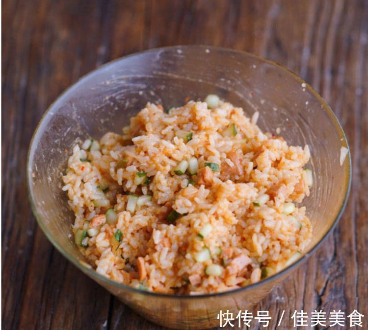 米饭|剩米饭的又一新吃法，带到单位吃同事都投来羡慕的眼光