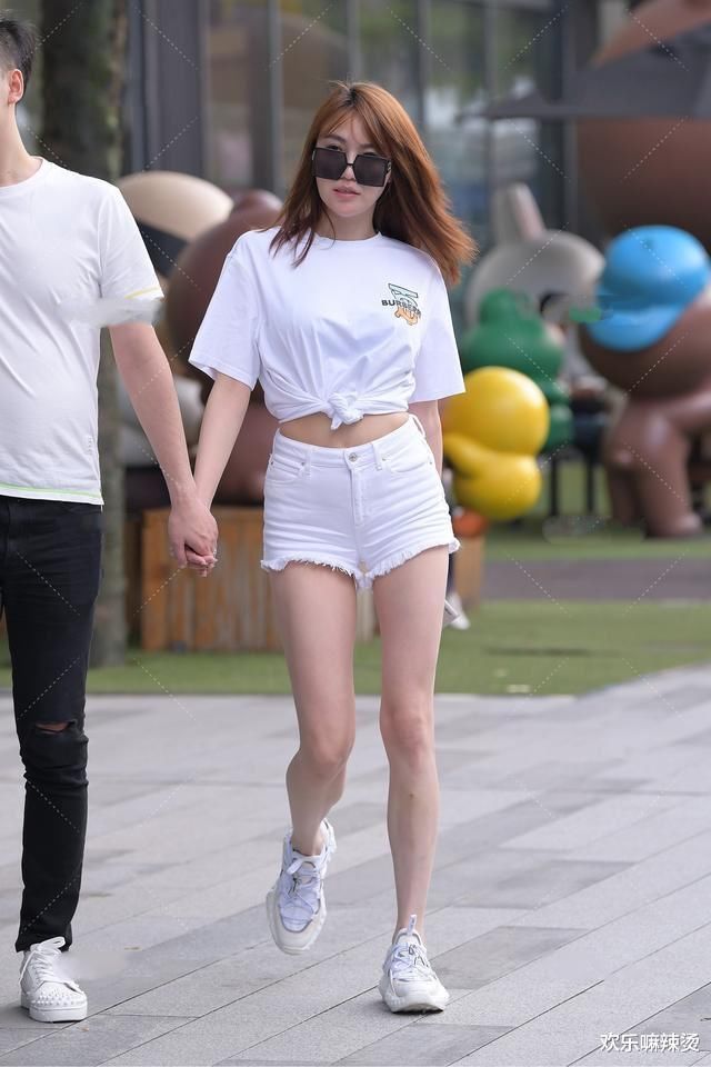 露脐短袖搭配牛仔短裤，让你变身时尚小仙女，性感又帅气