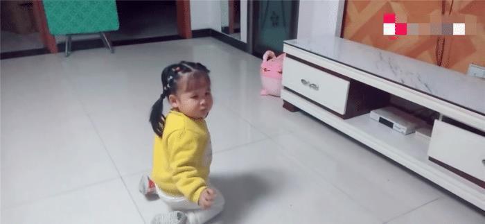 女儿|“女儿奴”爸爸哄女儿吃饭不成，忍不住挥起扫帚，宝宝却哈哈大笑