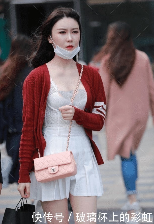 打底衫这么薄款,外套也太厚实了,换掉它更好看吧