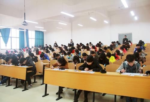 为躲避校规，学生们都是“卧虎藏龙”的好人才，大学生活也是精彩