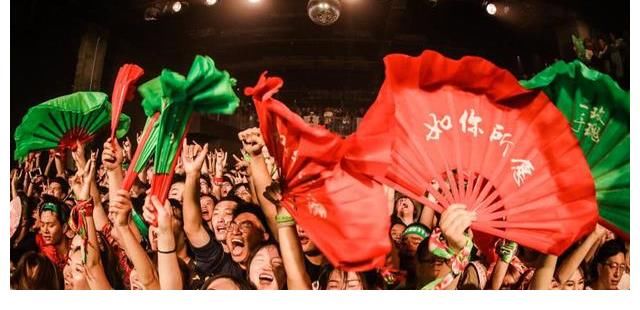 從保安到“搖滾教母”，還是中老年美妝博主，梁龍的人生有多神奇