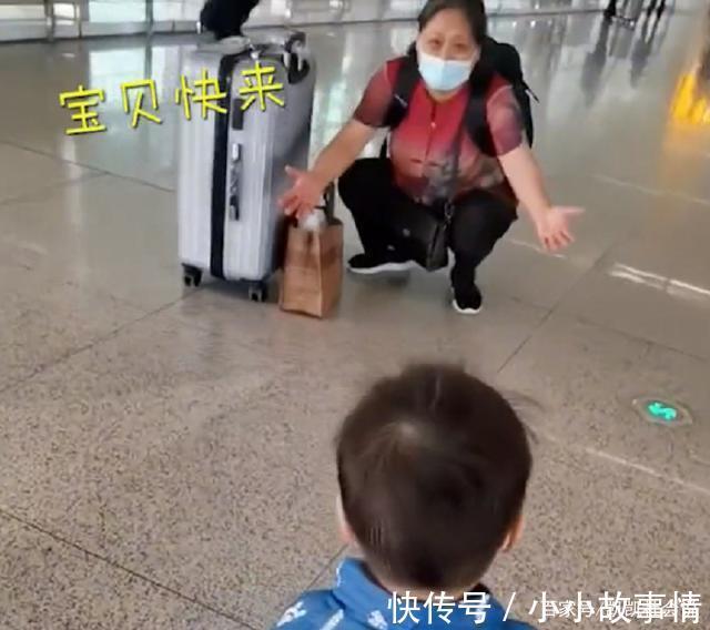 奶奶|湖北一萌娃半年未见奶奶,见到奶奶后激动到跺脚转圈圈,画面暖心