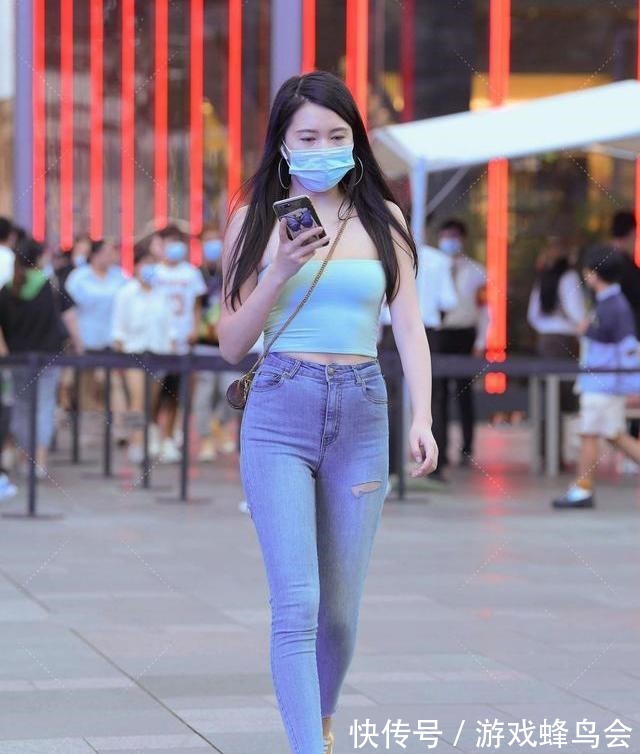 t恤 淡青色短背心,搭配牛仔裤,简约而又时尚!