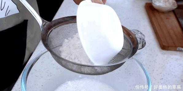 广式甜点“芒果糯米糍”,比雪媚娘制作简单,奶香浓郁,软糯拉丝