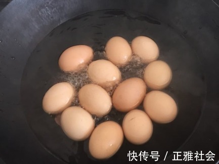 常温|煮鸡蛋时，不要直接下锅煮！大厨教你一招，鸡蛋嫩滑特好剥壳！