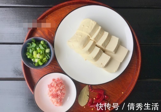 炖豆腐时,往锅里扔这2味香料,炖出来的豆腐又香又嫩,超美味!