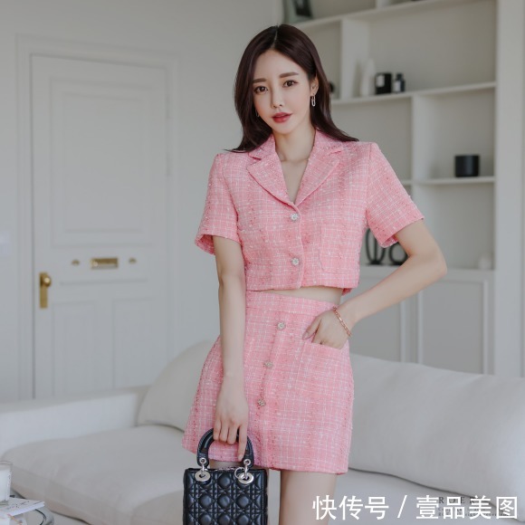 孙允珠|女神孙允珠时尚搭配:彩虹霓彩格子粉蕊英式西装裙