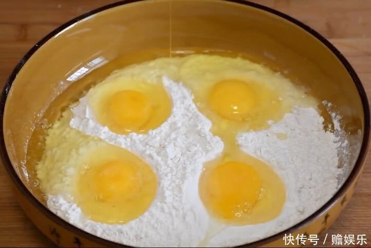 教你做家庭版面包，只需1碗面粉4个鸡蛋，不加水，蓬松柔软又拉丝