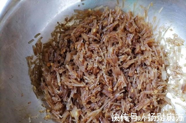面团|教你做好吃解馋的萝卜粉条素馅饼，皮薄馅大又柔软，凉了也不硬