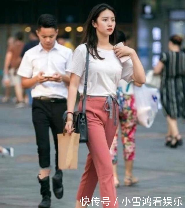 从容|加绒的皮衣搭配黑色修身长裤,高贵冷艳,从容优雅