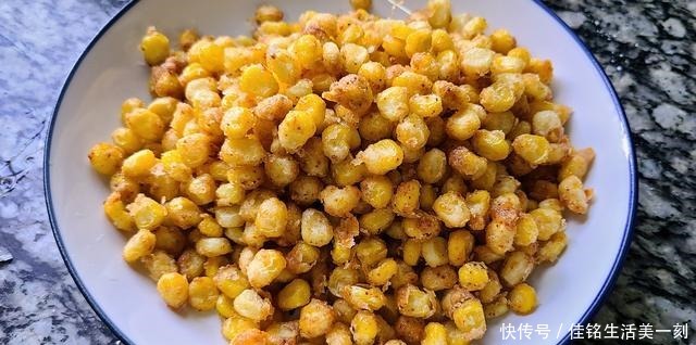 试一下|香喷喷的椒盐玉米,下酒下饭都不错,做法简单又美味,值得一吃