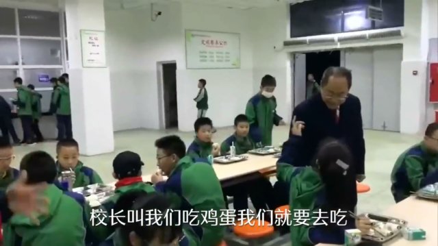 食堂|气场太强了！校长在清晨的食堂让学生一个一个吃鸡蛋……