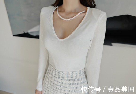 时尚搭配|女神孙允珠的时尚搭配：简式拼搭圆弧挂领休闲打底衫