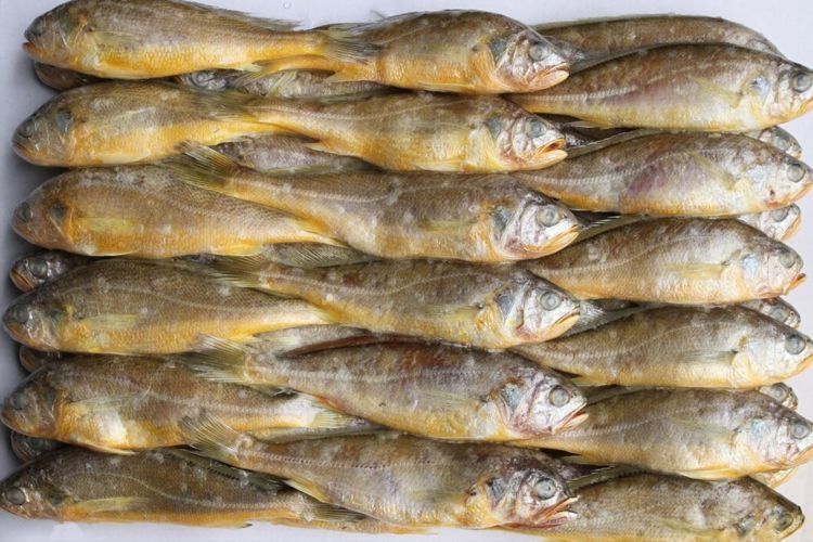 酥炸小黄鱼，用淀粉还是面粉？牢记2个窍门，又酥又脆，还不吸油