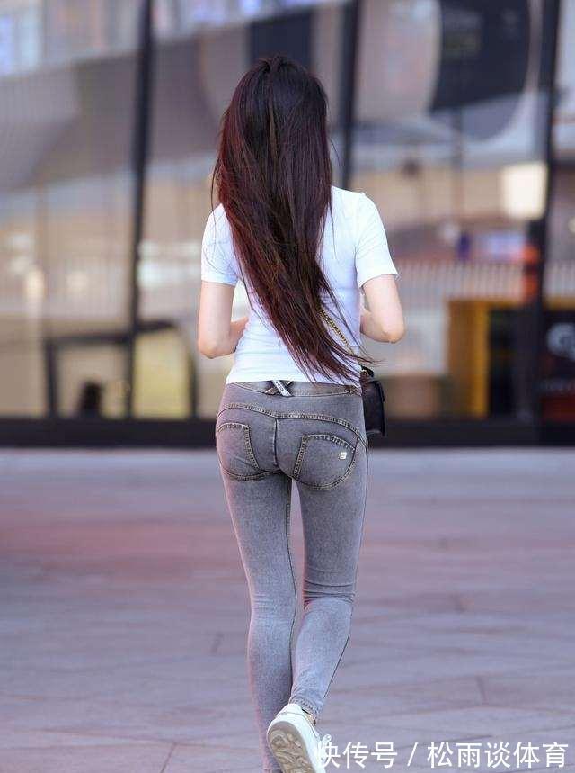 肩带 牛仔打底裤搭配白色上衣,拉长了腰线,散发出不同的韵味