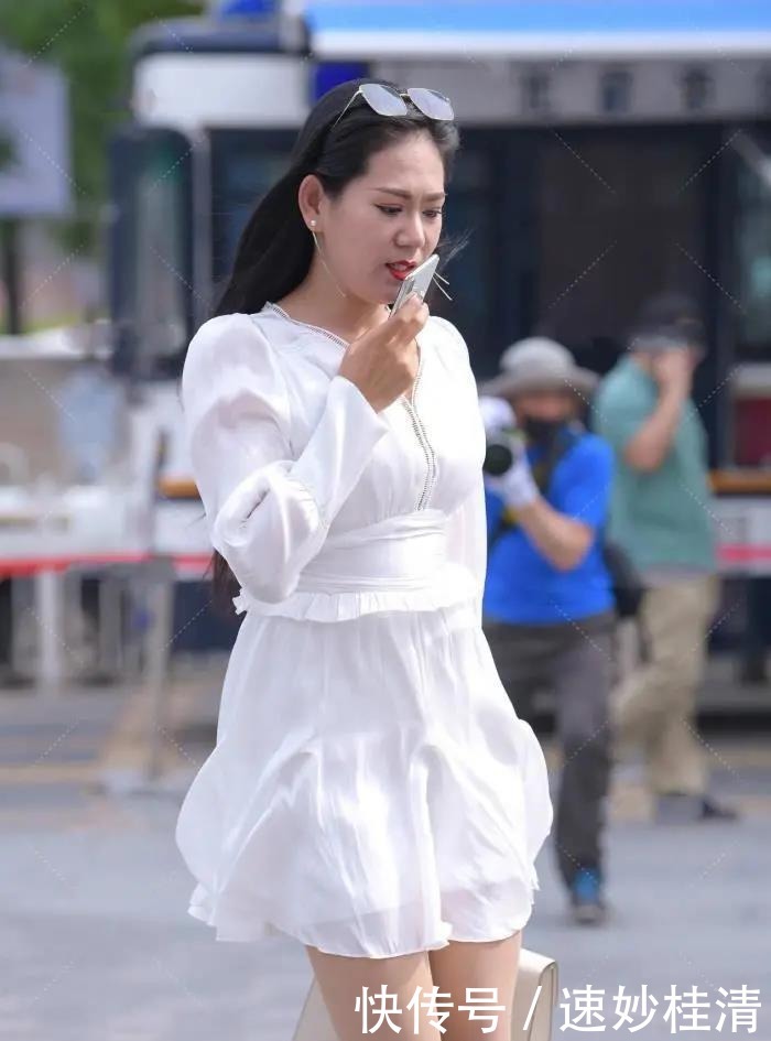 连衣裙|成熟女性独具风韵,再搭配飘逸的纯白连衣裙,更添优雅精致