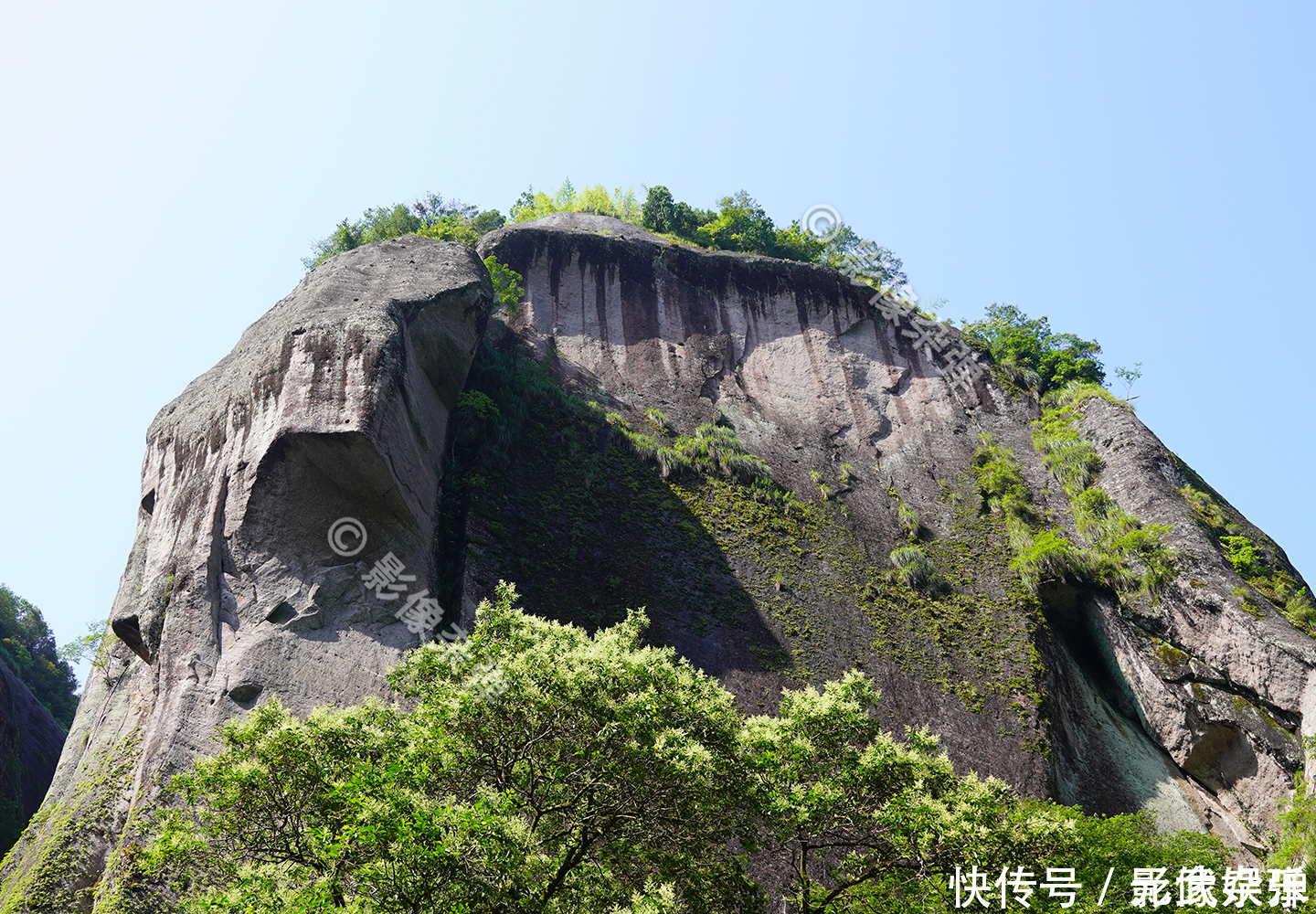 深山里藏着亚洲最大的“巨石”，游客慕名而来，一块石头玩半天