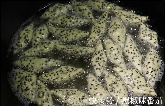 干面粉|黑芝麻这样做太吃了,加2个鸡蛋,简单一搅,出锅小孩抢着吃