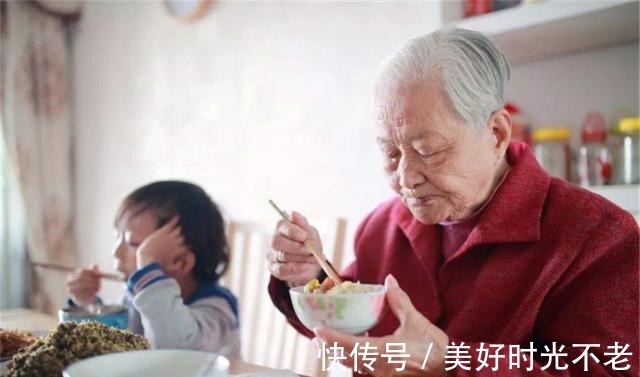 孙子|“奶奶,你又来假装带娃了”,孙子天真的话语,让奶奶尴尬不已