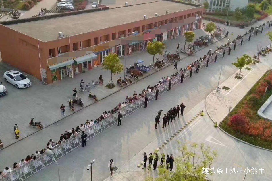 干得漂亮|baby携众星进高校受学生热捧,他进高校录节目被保安轰走