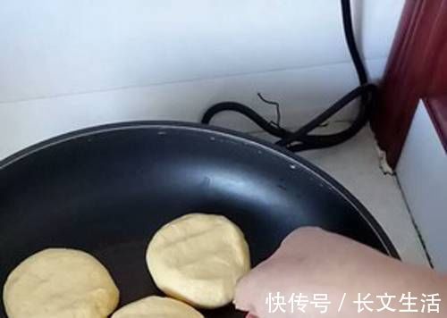 玉米面最好吃的做法，开水一烫，筷子两搅，老公一口气吃3个