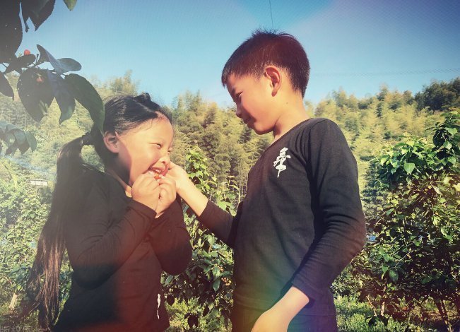 妈妈|二胎妹妹被妈妈教训后,一脸委屈躲在哥哥怀里,网友:太有爱了