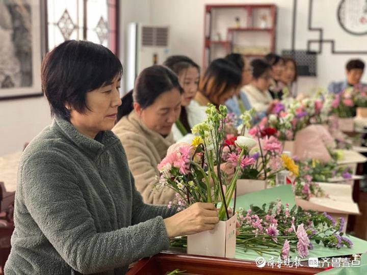 上高街道双龙社区举办“花心致匠心，共建聚党心”插花活动