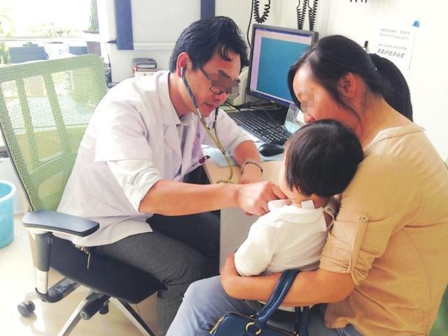 医生|3岁儿子吃了半包干燥剂，宝妈60秒反应救了娃，医生：比我还高超