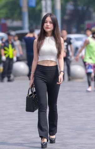 靓丽又充满个性，穿喇叭裤让造型轻松美起来