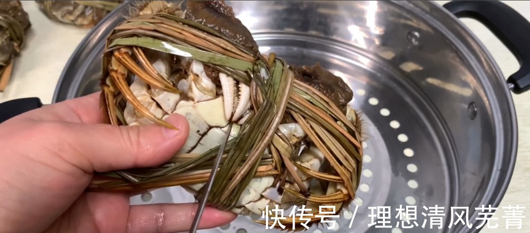梭子蟹|蒸大闸蟹时，用冷水还是热水多数人做错，难怪螃蟹流黄腥味重！