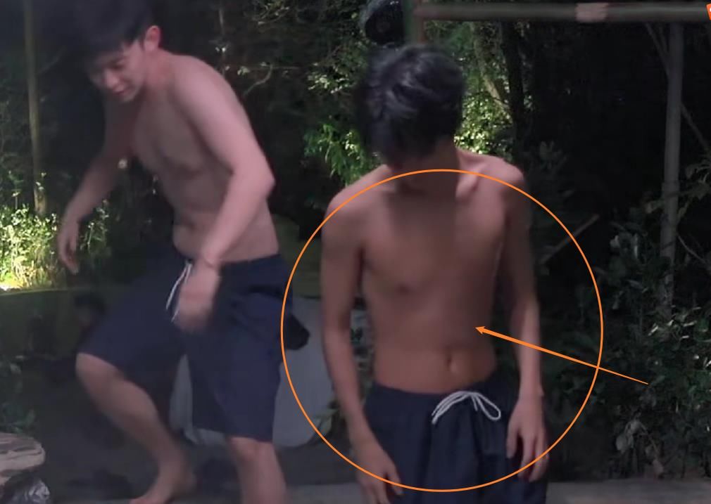 王俊凯刘昊然泡温泉，起身来不及披毛巾，暴露男明星真实身材管理