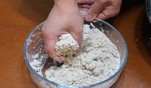 炸牛肉丸子为什么要加馒头？掌握这个小技巧，口感松软不发硬