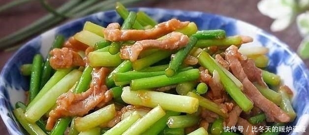 炒蒜苔怎么做才入味？教您一招小技巧，蒜苔又脆又入味，下饭香