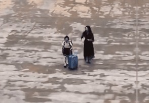 |搞笑GIF图:媳妇拍照时要注意穿着啊,别着凉了啊,哈哈哈