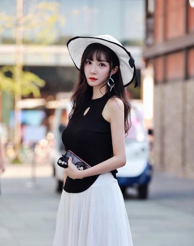 街拍:美女黑色上衣搭配白色长裙,肤白貌美,让人羡慕