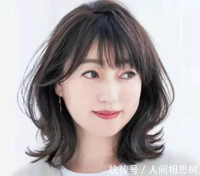 搭肩烫 四五十岁女人烫什么发型洋气减龄端庄大气的搭肩烫,时髦有气质!