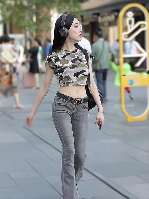 前卫 美女脚上搭配一双浅色系的高跟鞋,会给她的整体搭配加分